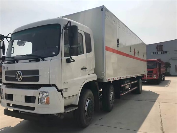 東風(fēng)天錦8.6米易燃?xì)怏w廂式運輸車