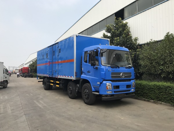 東風(fēng)天錦8.6米易燃?xì)怏w廂式運輸車