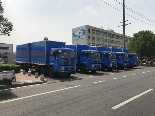東風(fēng)天錦8.6米易燃?xì)怏w廂式運輸車