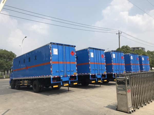 東風(fēng)天錦8.6米易燃?xì)怏w廂式運輸車