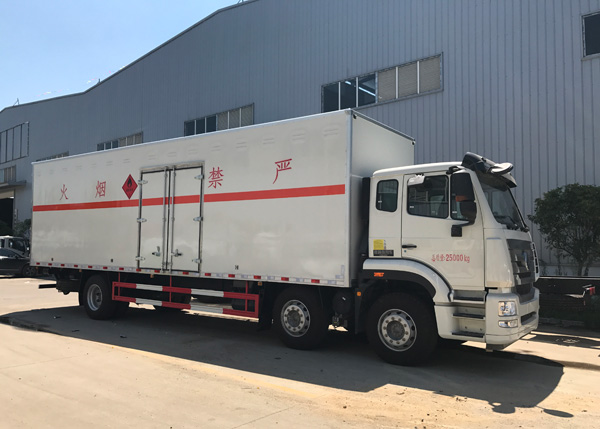 重汽豪瀚前四后四9.6米易燃液體廂式運(yùn)輸車(chē)