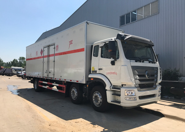 重汽豪瀚前四后四9.6米易燃液體廂式運(yùn)輸車(chē)