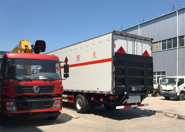 重汽豪瀚前四后四9.6米易燃液體廂式運(yùn)輸車(chē)